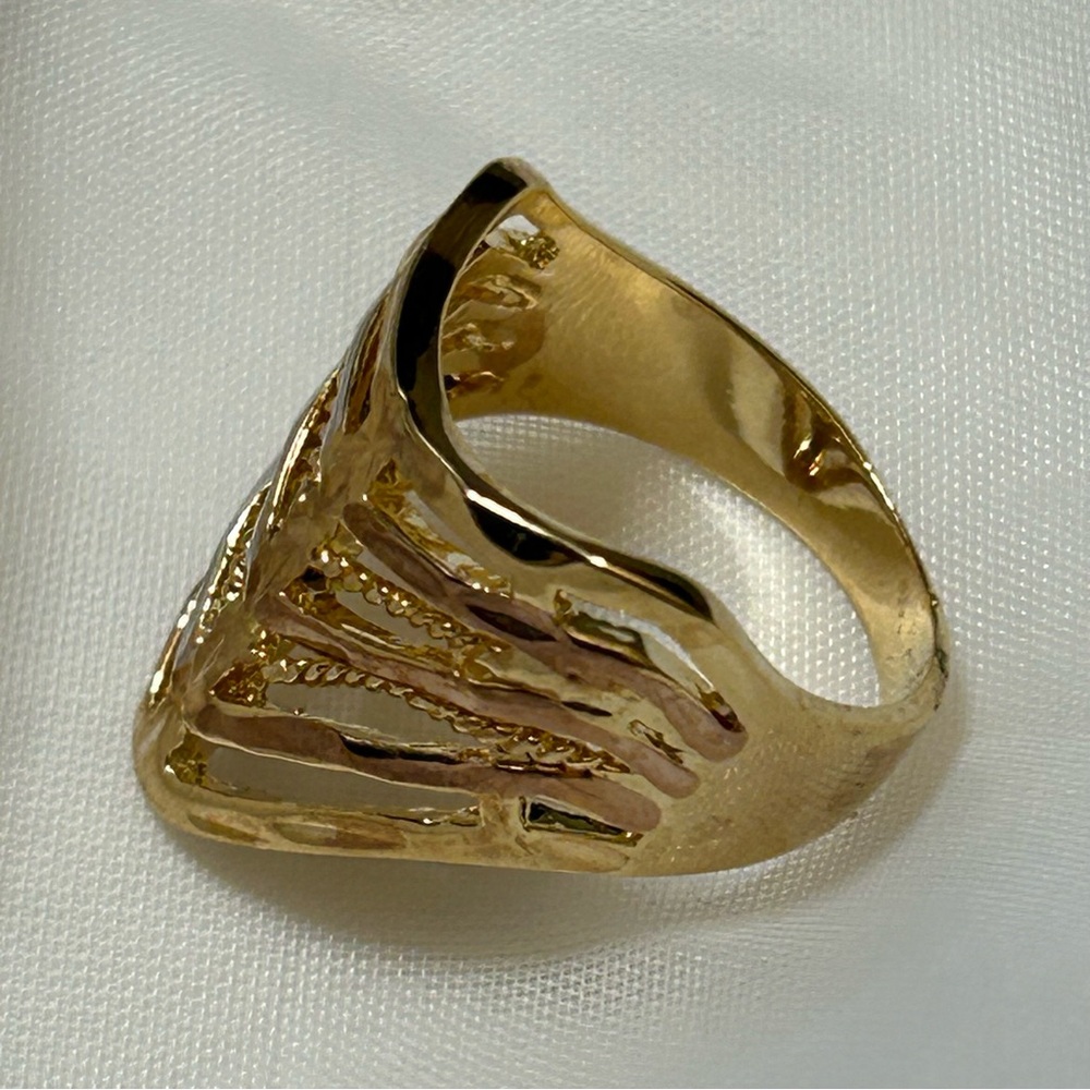 Elegant Gold-Tone Ring - Picture 2 of 3